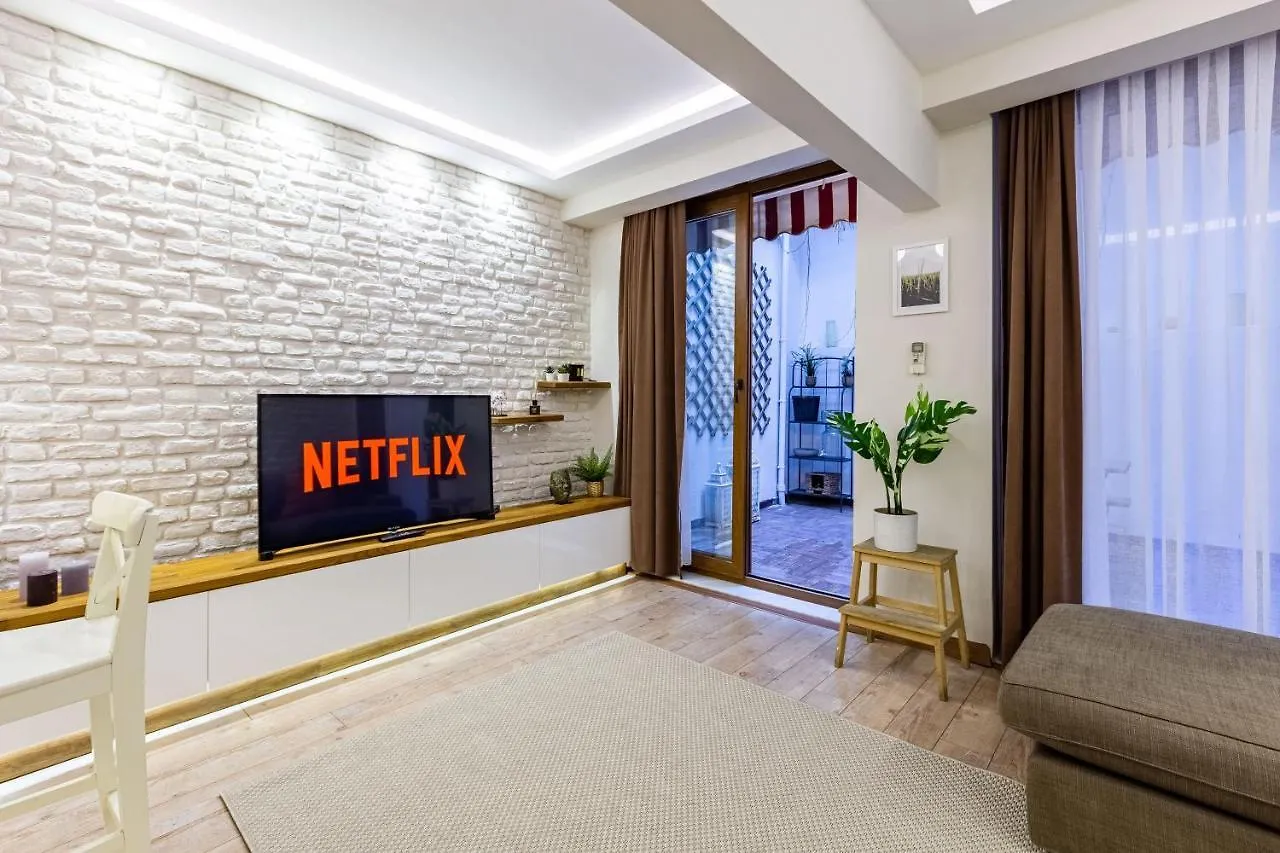 Missafir Exquisite Flat With Backyard And Excellent Location Near Trendy Attractions In Nisantasi, Sisli Apartment Istanbul
