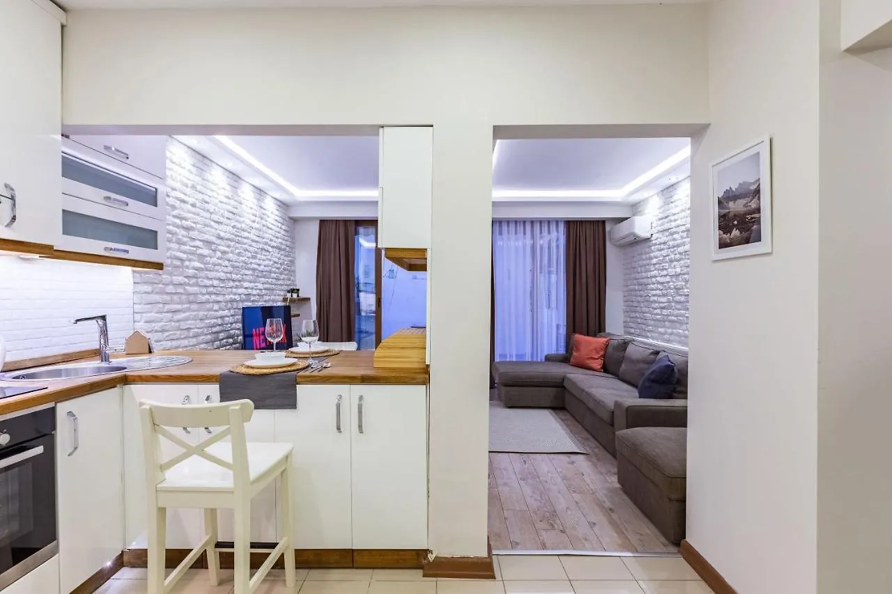 Missafir Exquisite Flat With Backyard And Excellent Location Near Trendy Attractions In Nisantasi, Sisli Apartment Istanbul