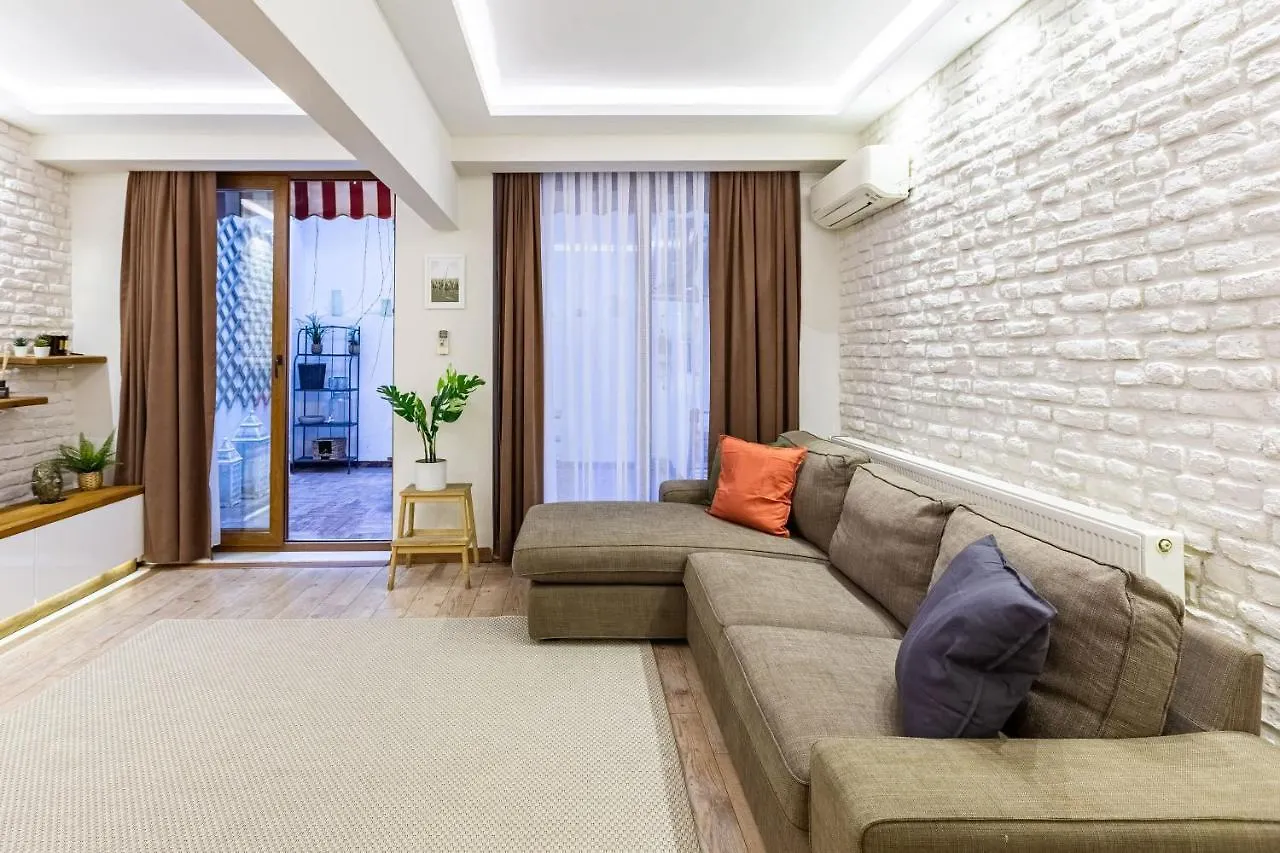 Missafir Exquisite Flat With Backyard And Excellent Location Near Trendy Attractions In Nisantasi, Sisli Apartment Istanbul